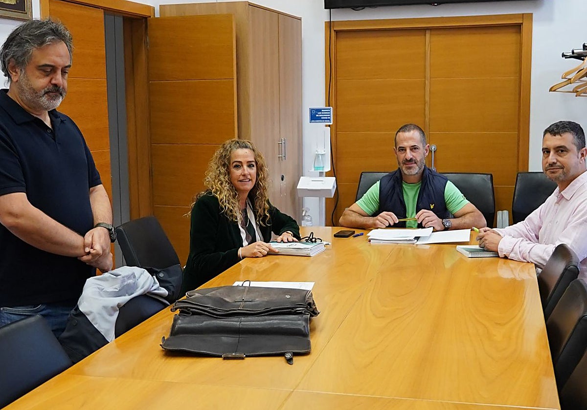 Juan Luis Berros (PP), de pie, con Graciela Velasco (PP), el alcalde, Ángel García, 'Cepi' (PSOE). y el edil Javier Rodríguez (PSOE).