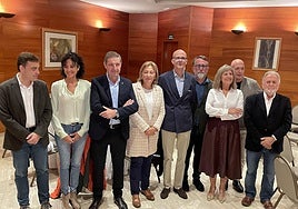 Carlos Fernández Llaneza y Delia Losa, tercero y cuarto por la izquierda, con ediles del grupo municipal.