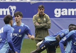 Veljko Paunovic observa el entrenamiento del equipo.