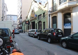 Fachada del Garaje Asturias en la calle Santa Doradía que cerrará para albergar un nuevo supermercado en el centro de la ciudad.