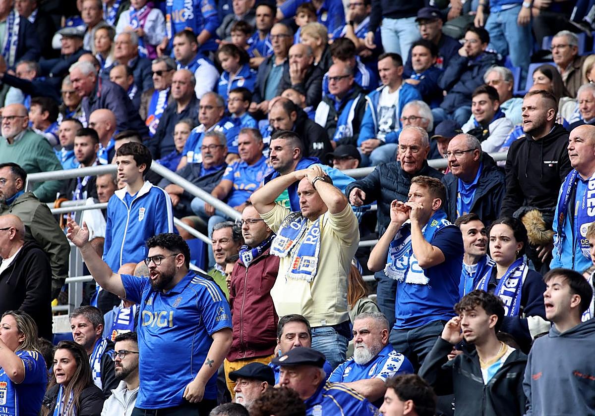 Los aficionados azules se desesperaron en la grada en un partido que tuvo un horario atípico.