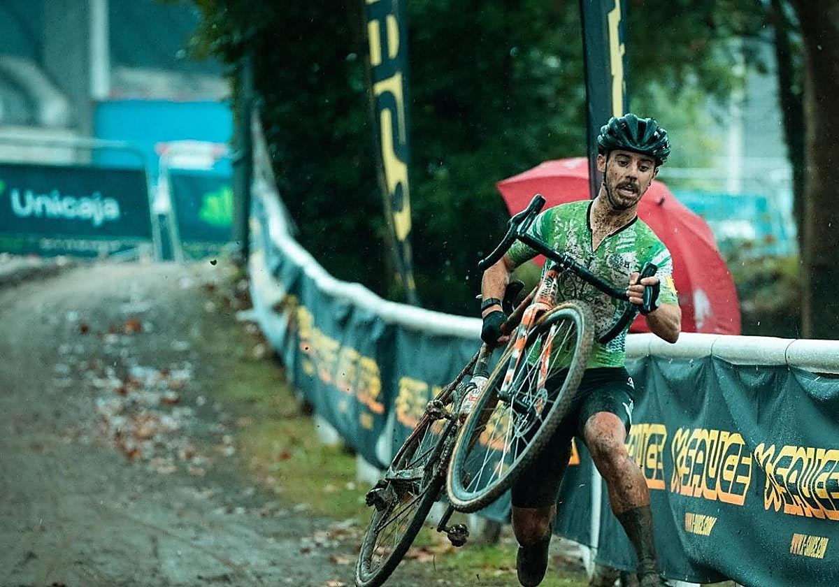 Mario Junquera, ganador absoluto, supera uno de los obstáculos del recorrido.