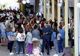 Candidatos a las oposiciones de auxiliar de enfermería, minutos antes del examen.