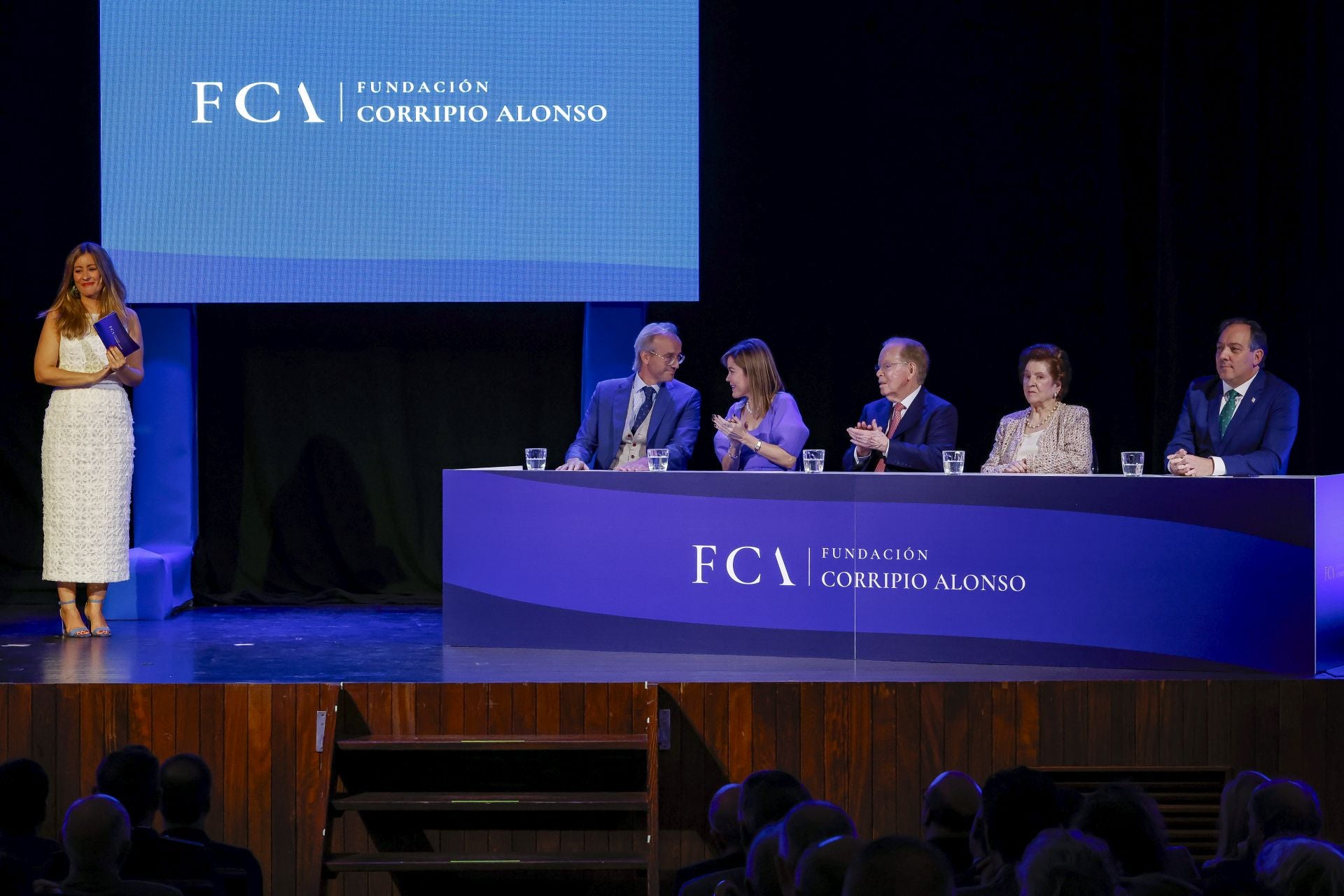 Así fue la presentación de la Fundación Corripio Alonso en el teatro Riera de Villaviciosa