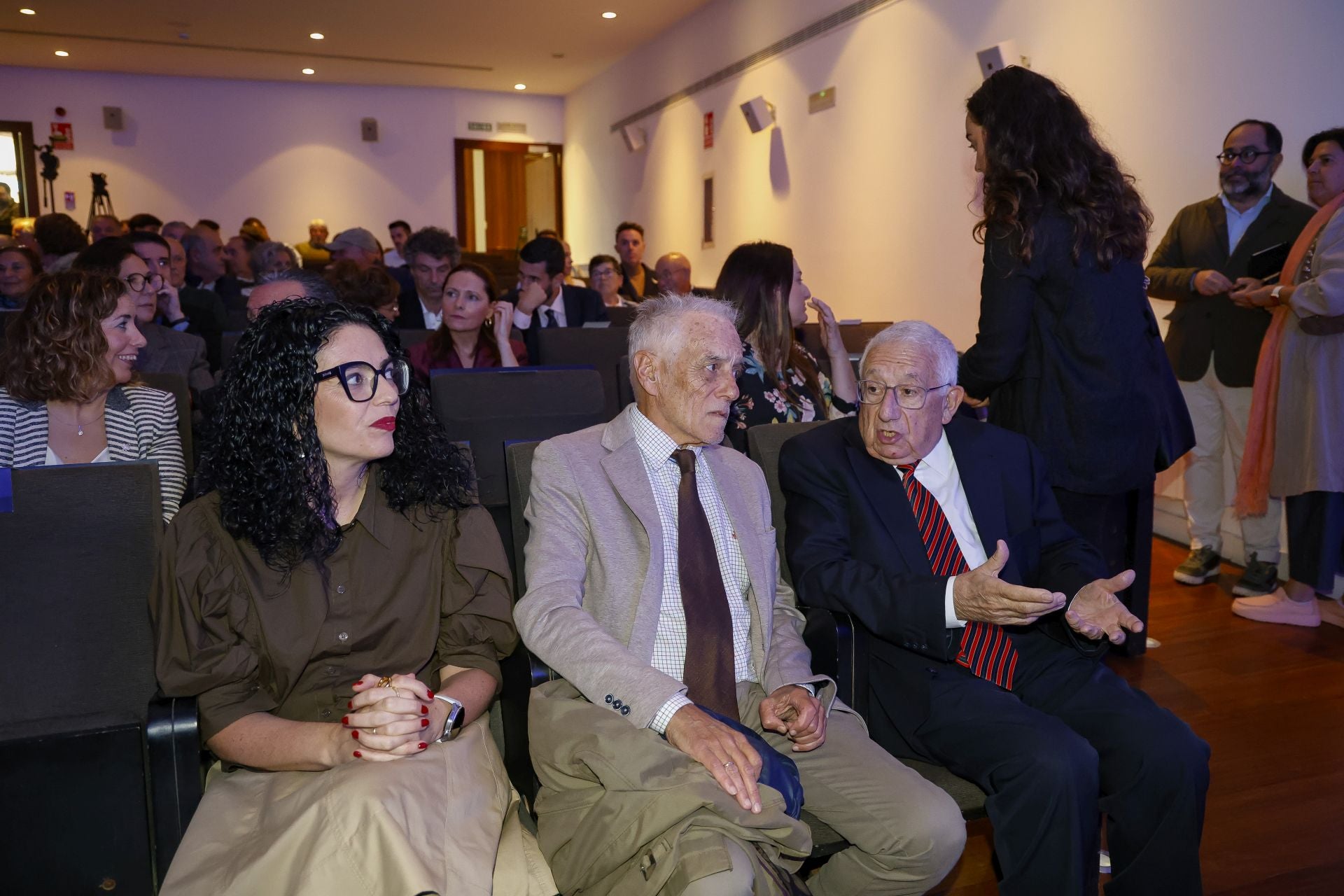 Así fue la presentación de la Fundación Corripio Alonso en el teatro Riera de Villaviciosa