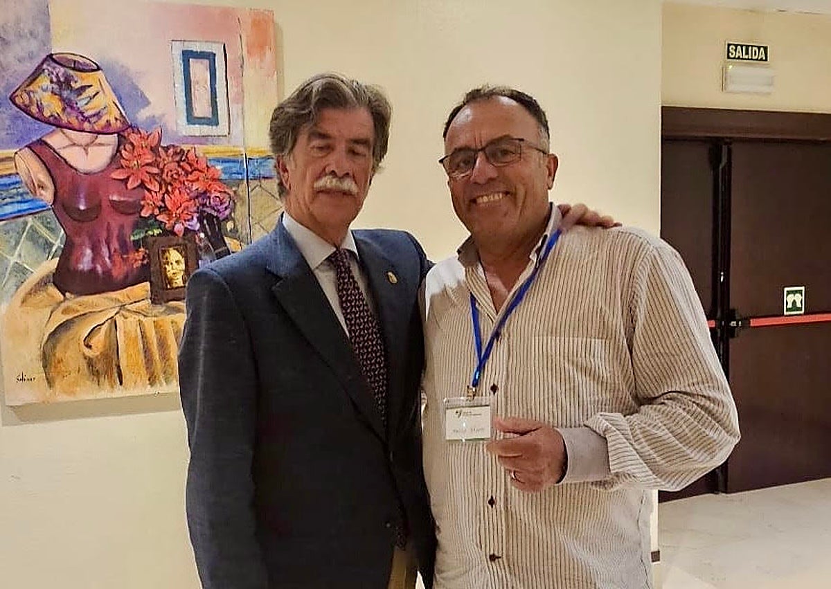 Imagen secundaria 1 - Arriba, la presidenta del Teléfono de la Esperanza, Ladis García, con el psiquiatra José Luis Marín, en la inauguración del congreso. Debajo, Javier Alonso vicepresidente de la entidad, con el psicólogo Javier Urra. Sobre estas líneas, Irene Villa durante su conferencia. 