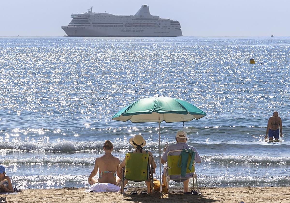 Una pareja de jubilados disfruta de la playa.