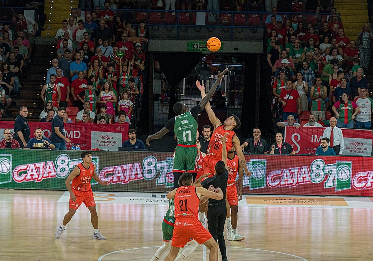 Salto inicial del estreno del Círculo en Segunda FEB.