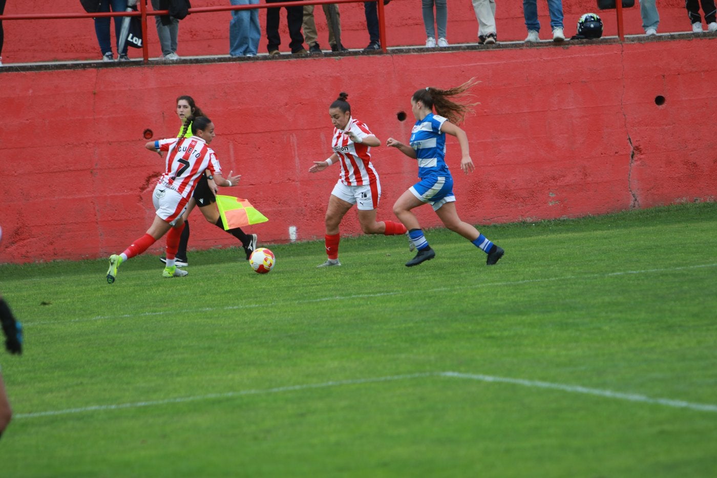 Nuri Cueto, a la izquierda, autora del tanto de la victoria.