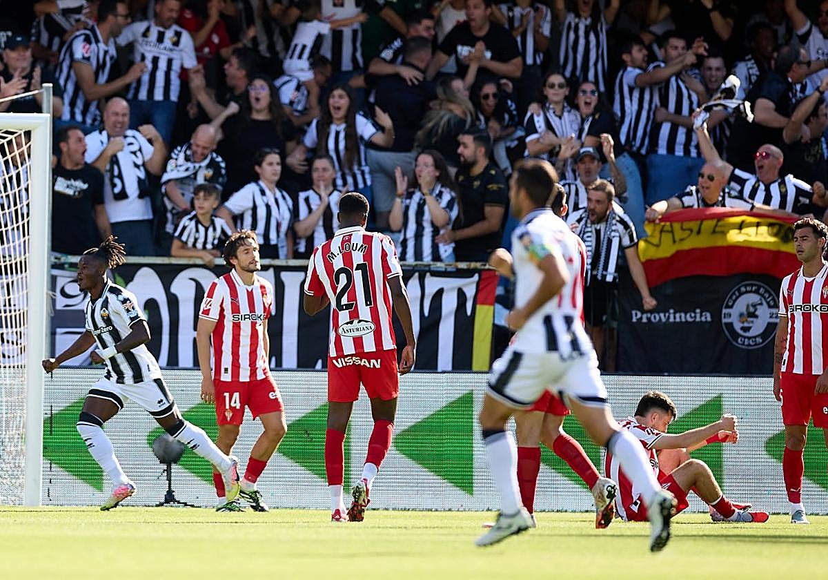 Los jugadores del Sporting abatidos después de recibir el primer gol a los ocho minutos de juego.