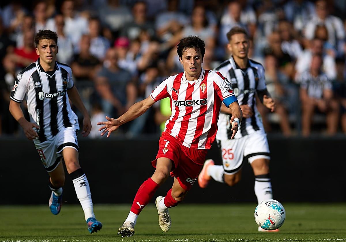 Gaspar Campos intenta sortear a varios rivales en una conducción.