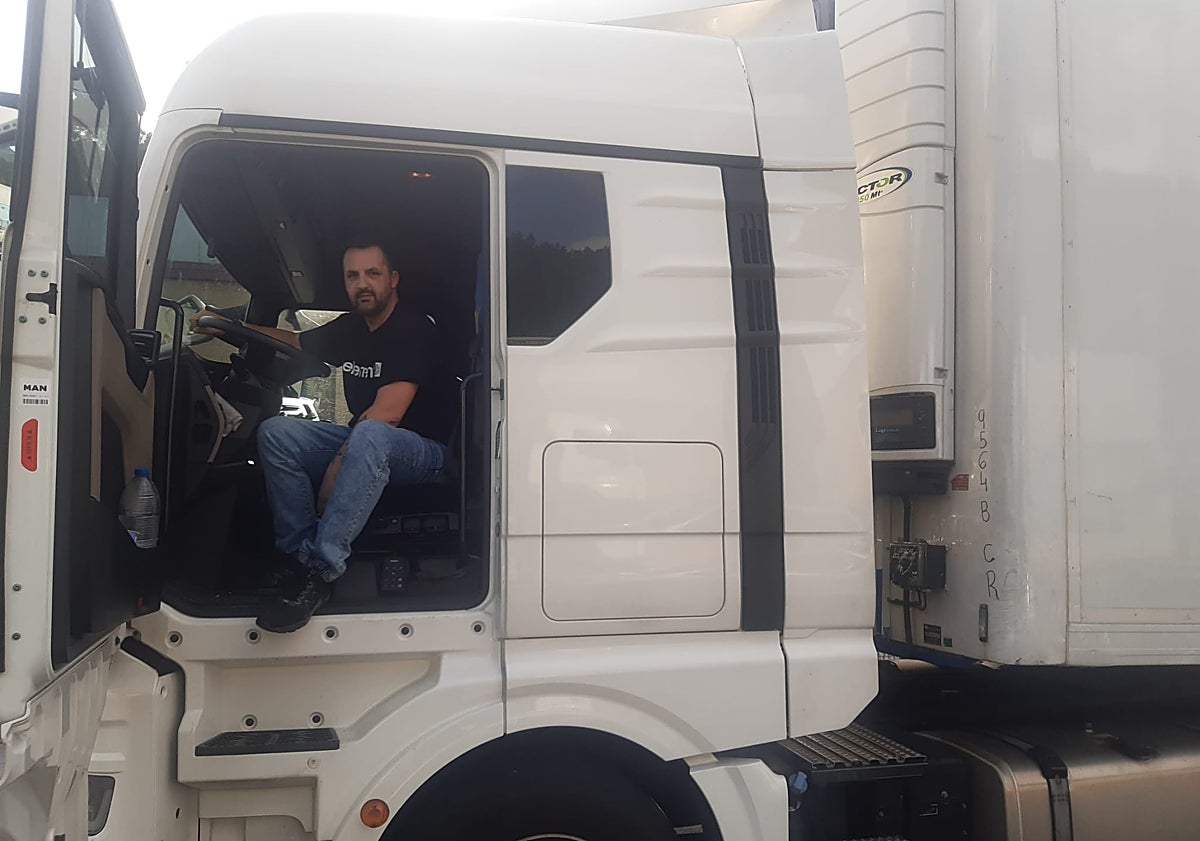 Imagen principal - Mario Álvarez, Jesús Muñiz y Carlos Martínez, con sus camiones.