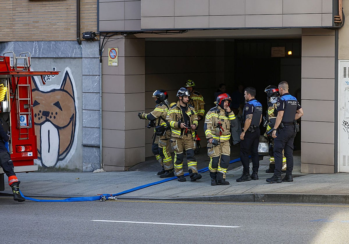 Los bomberos sofocan sendos incendios en un garaje y un piso de Gijón