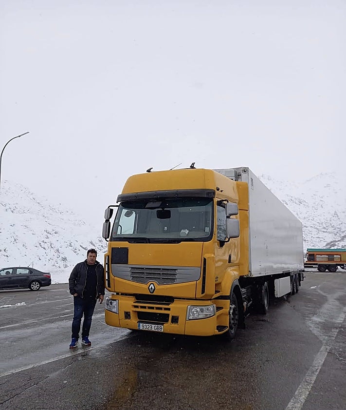 Imagen secundaria 2 - Mario Álvarez, Jesús Muñiz y Carlos Martínez, con sus camiones.