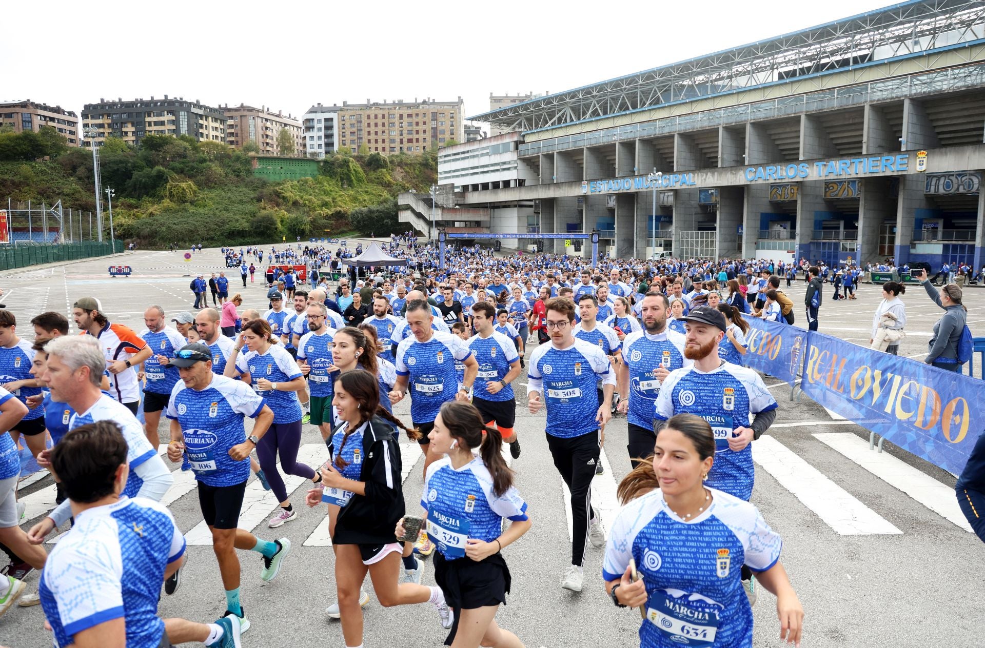 El centenario del Real Oviedo tiñe las calles de azul