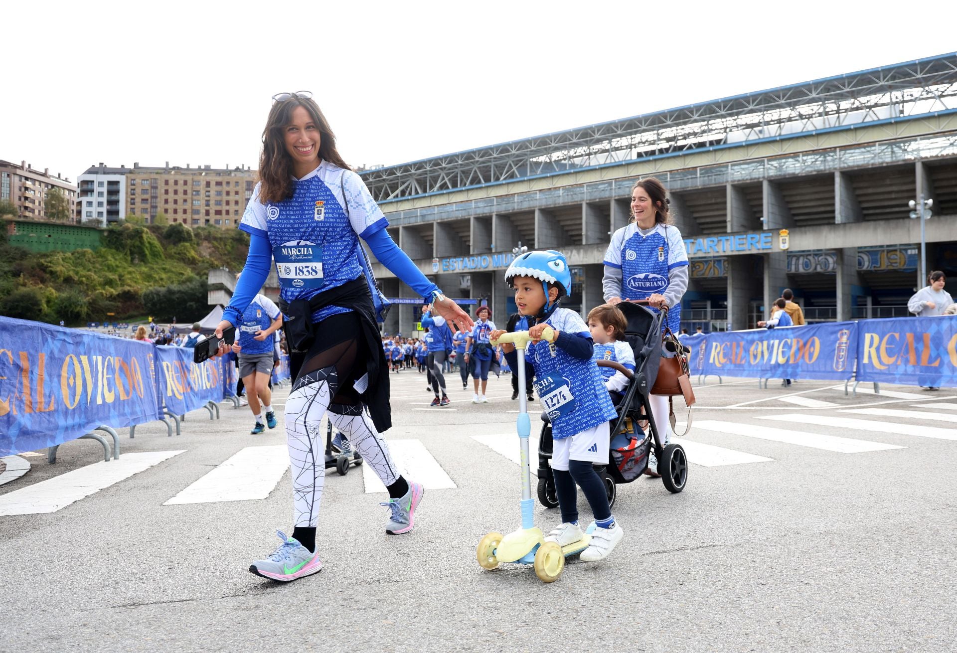 El centenario del Real Oviedo tiñe las calles de azul