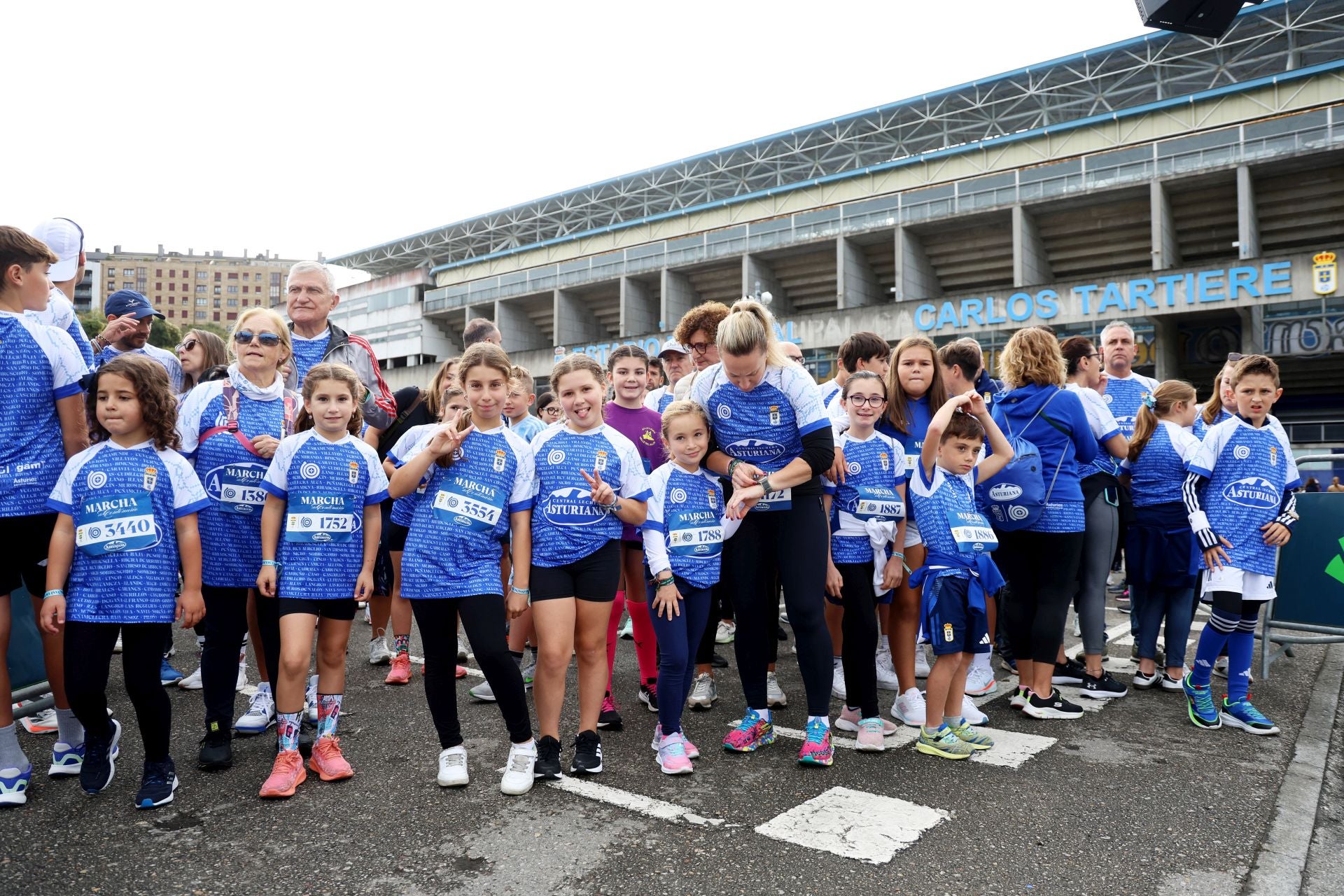 El centenario del Real Oviedo tiñe las calles de azul