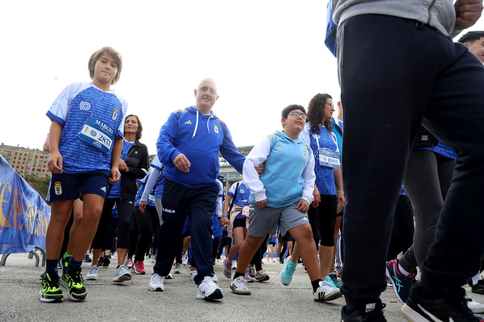 El centenario del Real Oviedo tiñe las calles de azul
