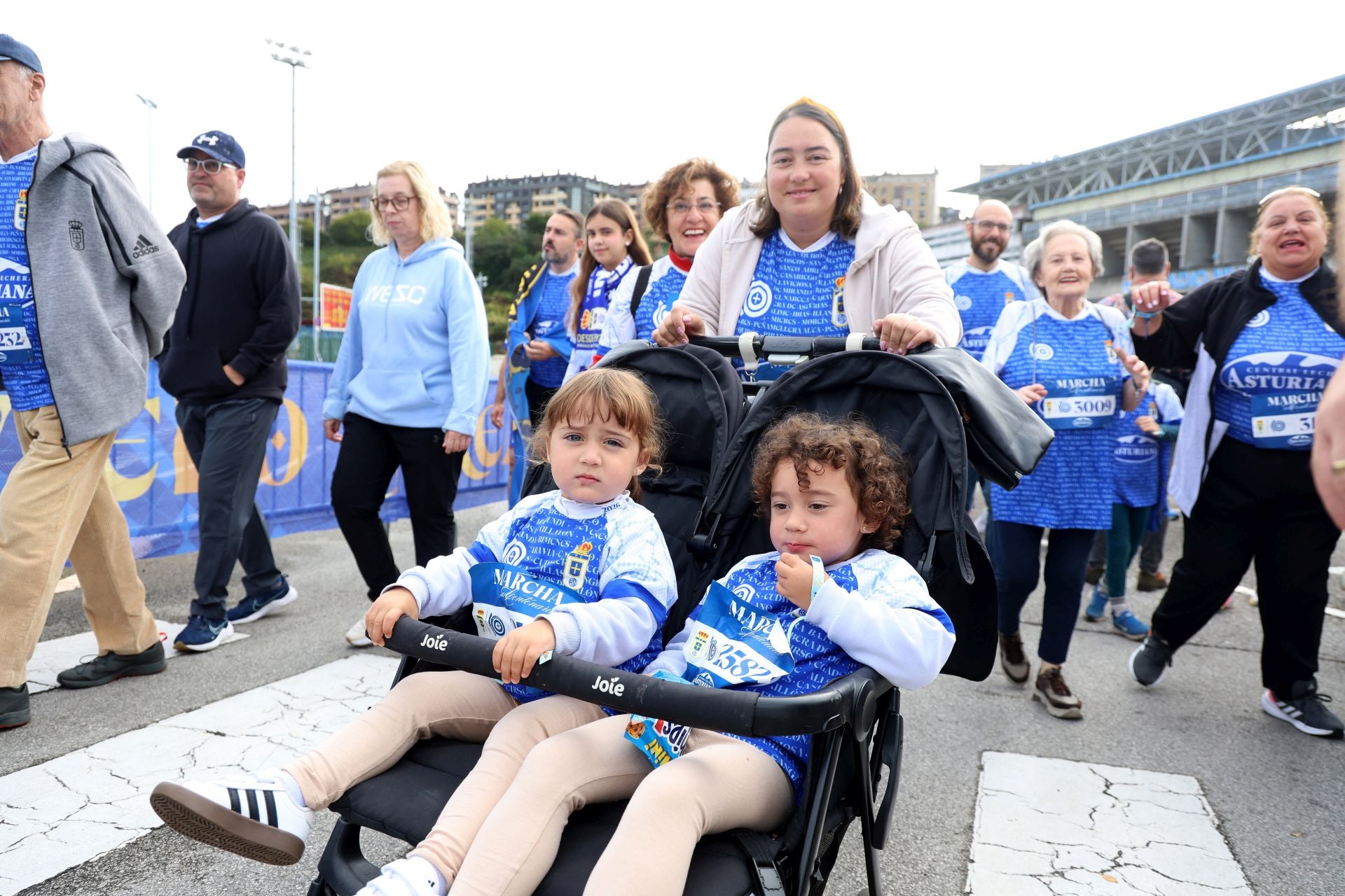 El centenario del Real Oviedo tiñe las calles de azul