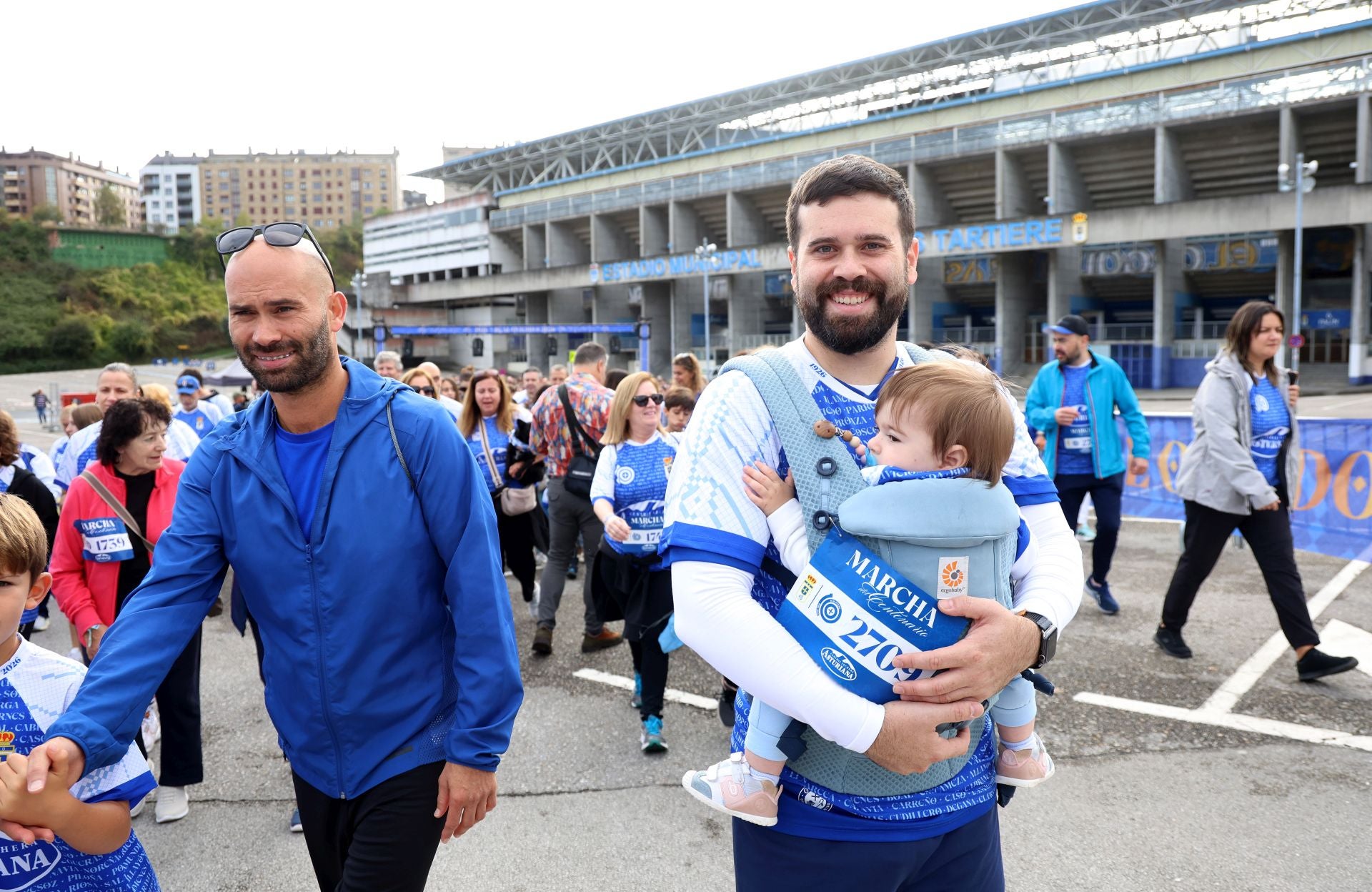 El centenario del Real Oviedo tiñe las calles de azul