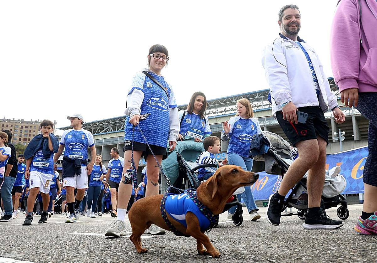 El centenario del Real Oviedo tiñe las calles de azul