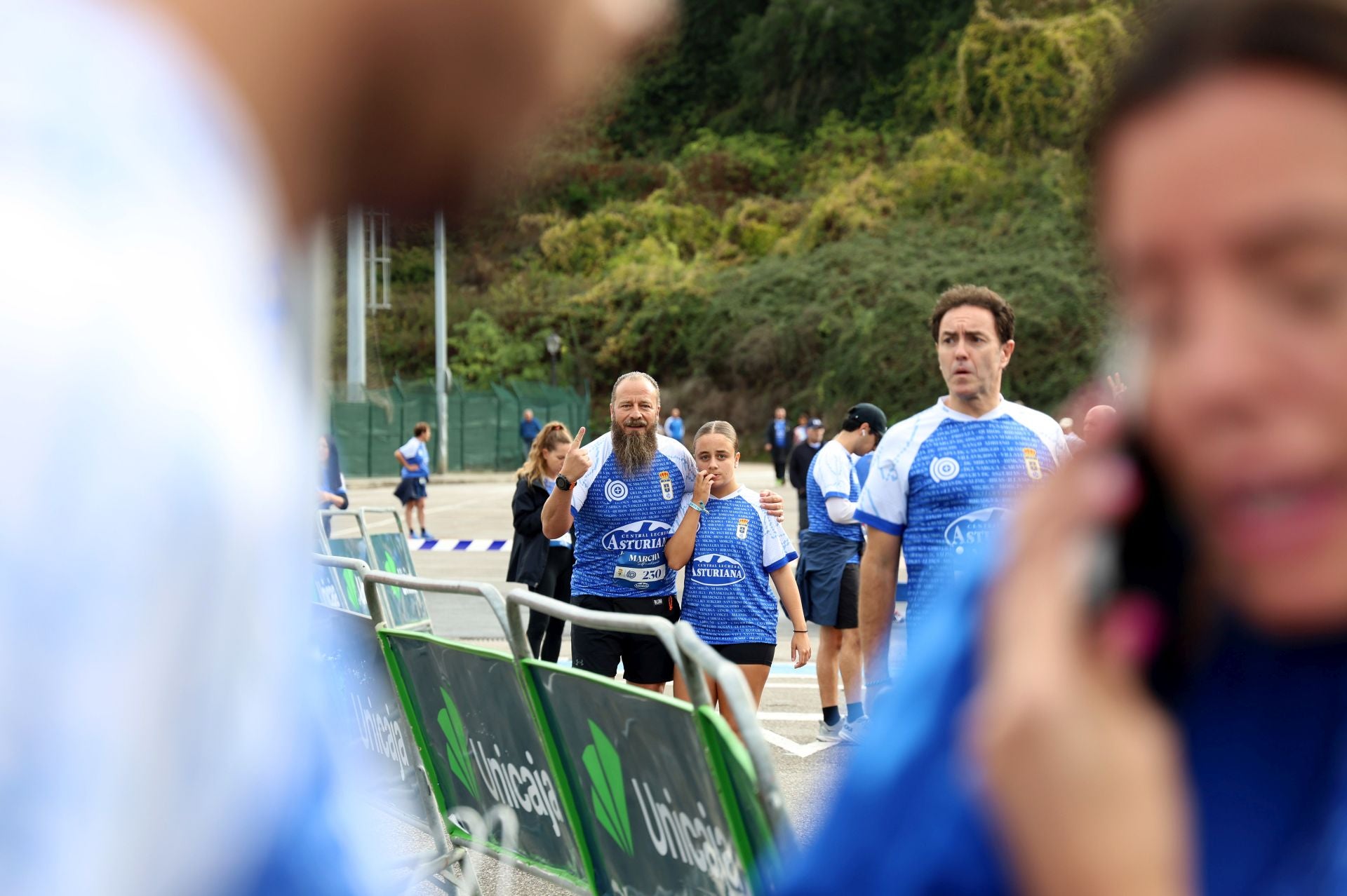 El centenario del Real Oviedo tiñe las calles de azul