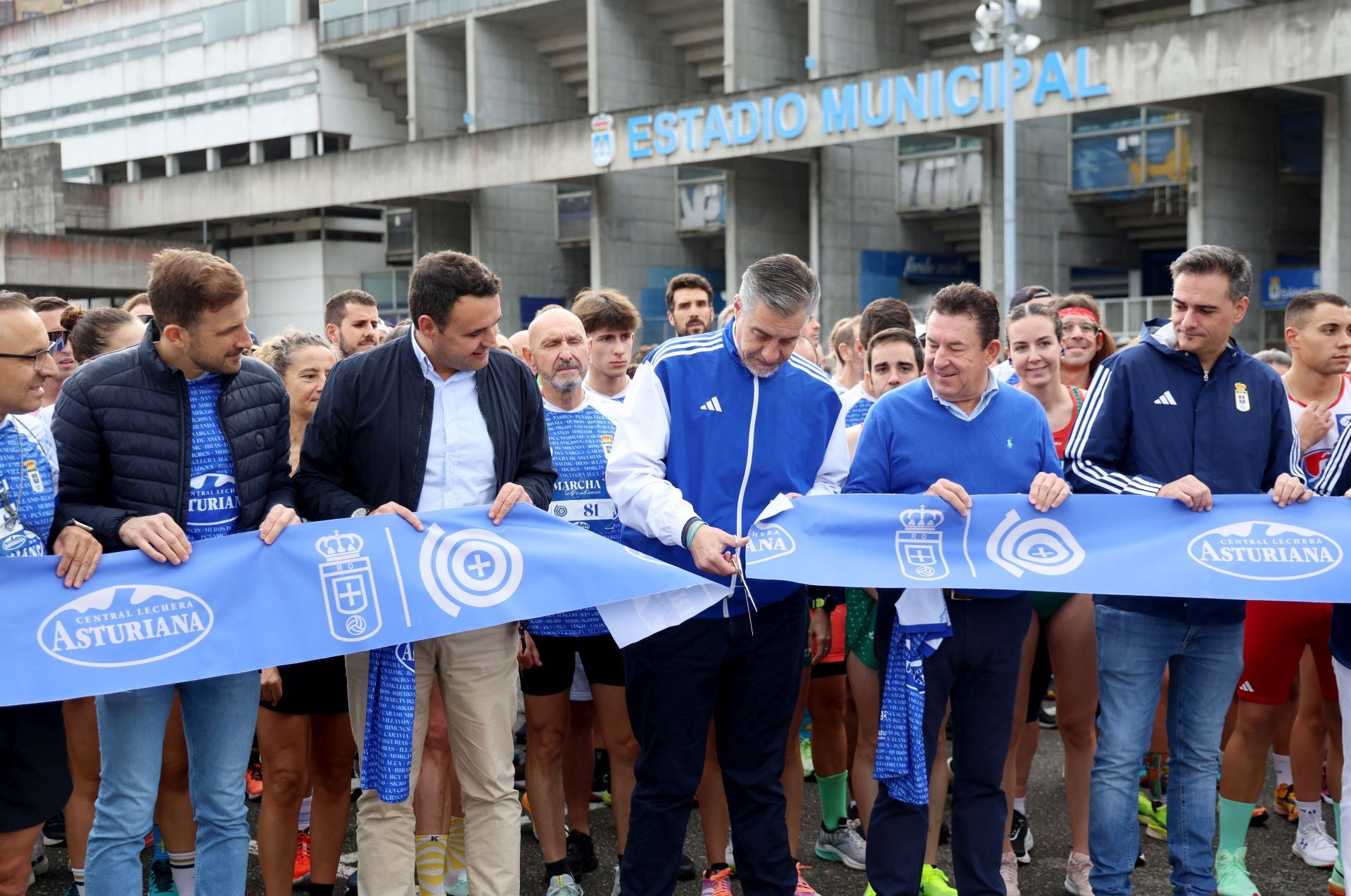 El centenario del Real Oviedo tiñe las calles de azul