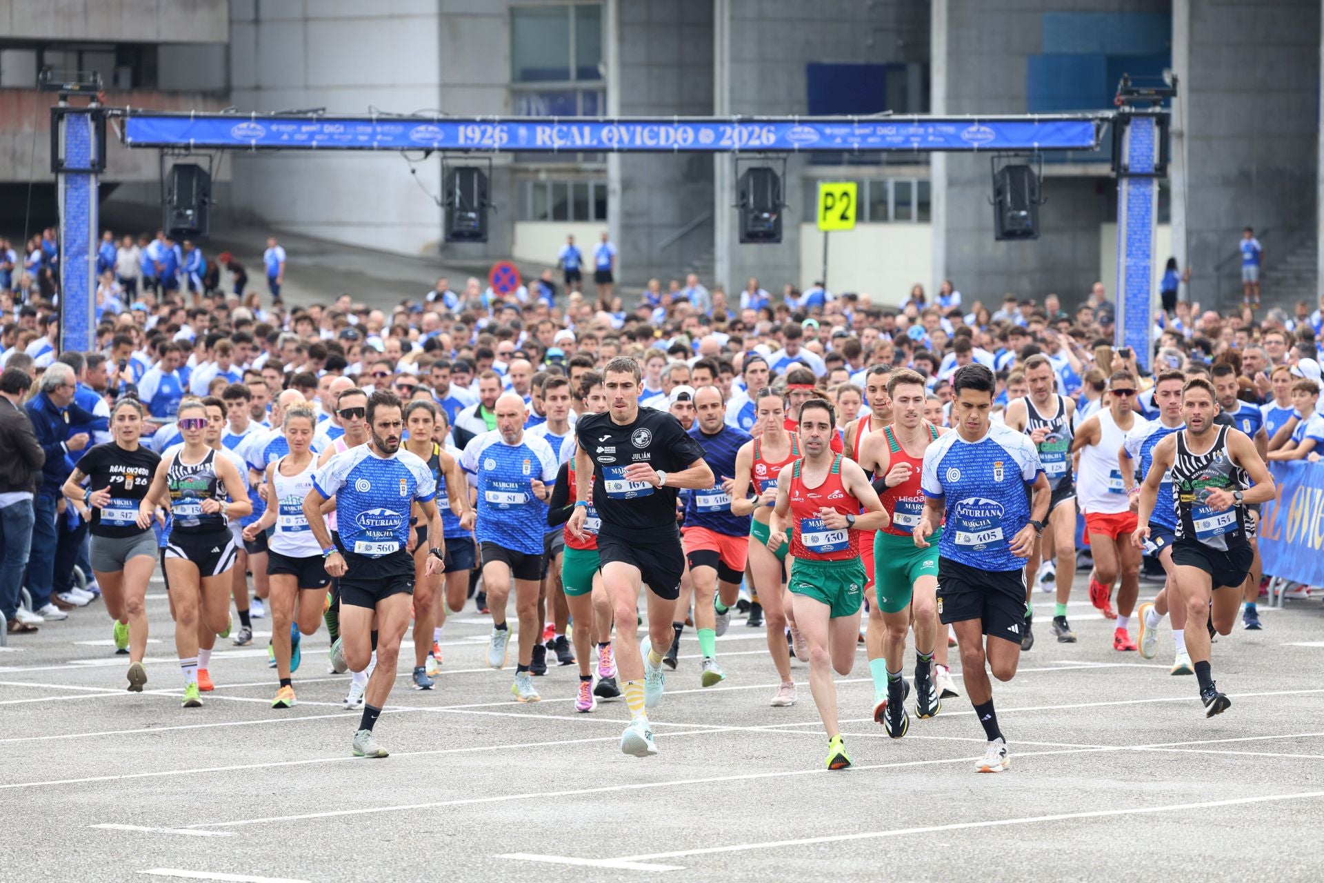 El centenario del Real Oviedo tiñe las calles de azul
