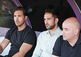 Vidal, en el centro, rodeado de Miguel Linares y Pedro Arboleya antes del partido de ayer.