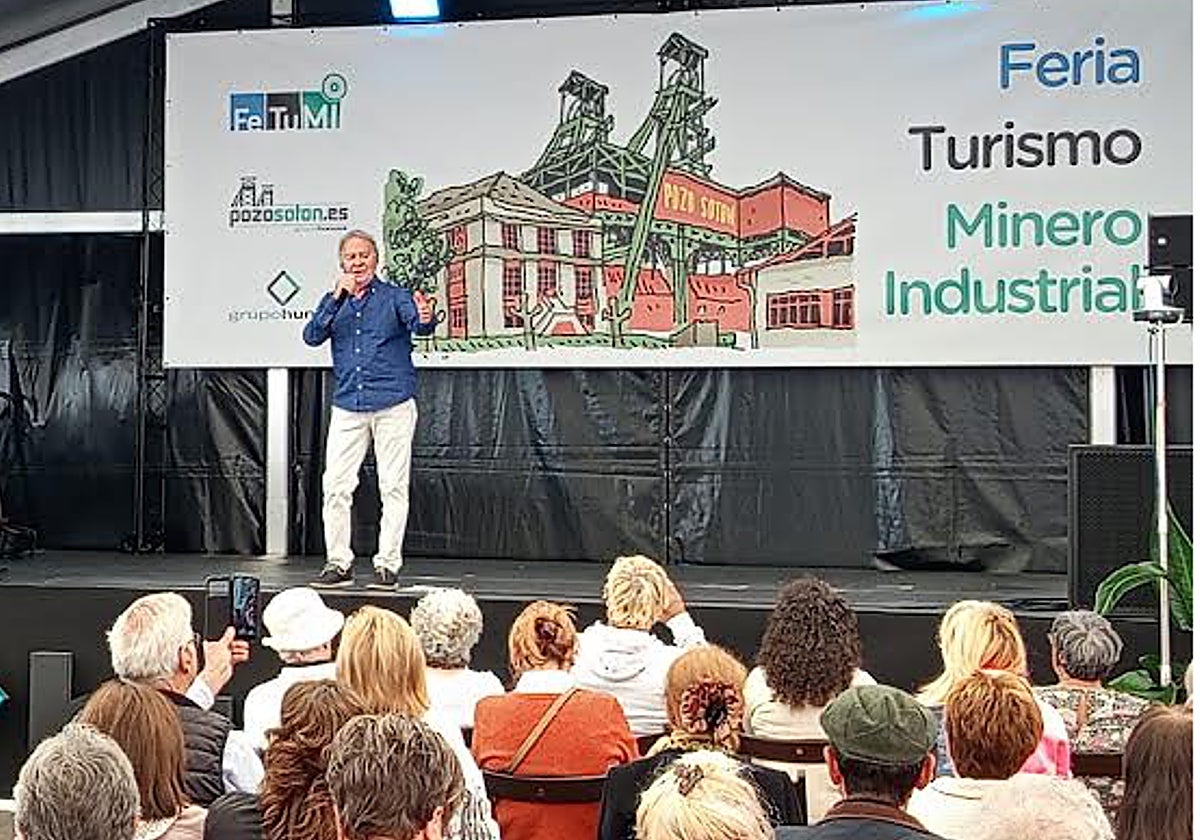 Vicente Díaz actuando en la feria minera del pozo Sotón