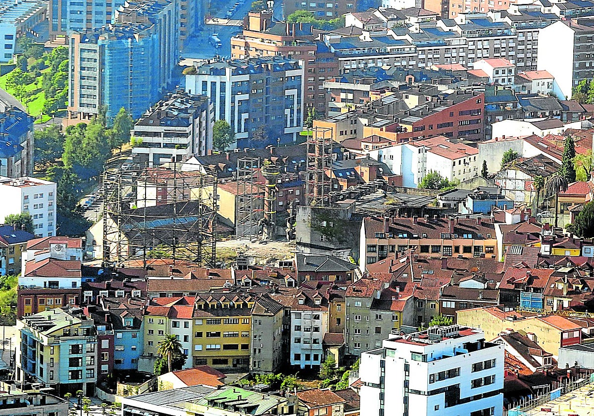 El gasómetro se eleva sobre los tejados del casco histórico de Oviedo en una vista aérea en la que se pueden ver los terrenos de la Fábrica de Gas.