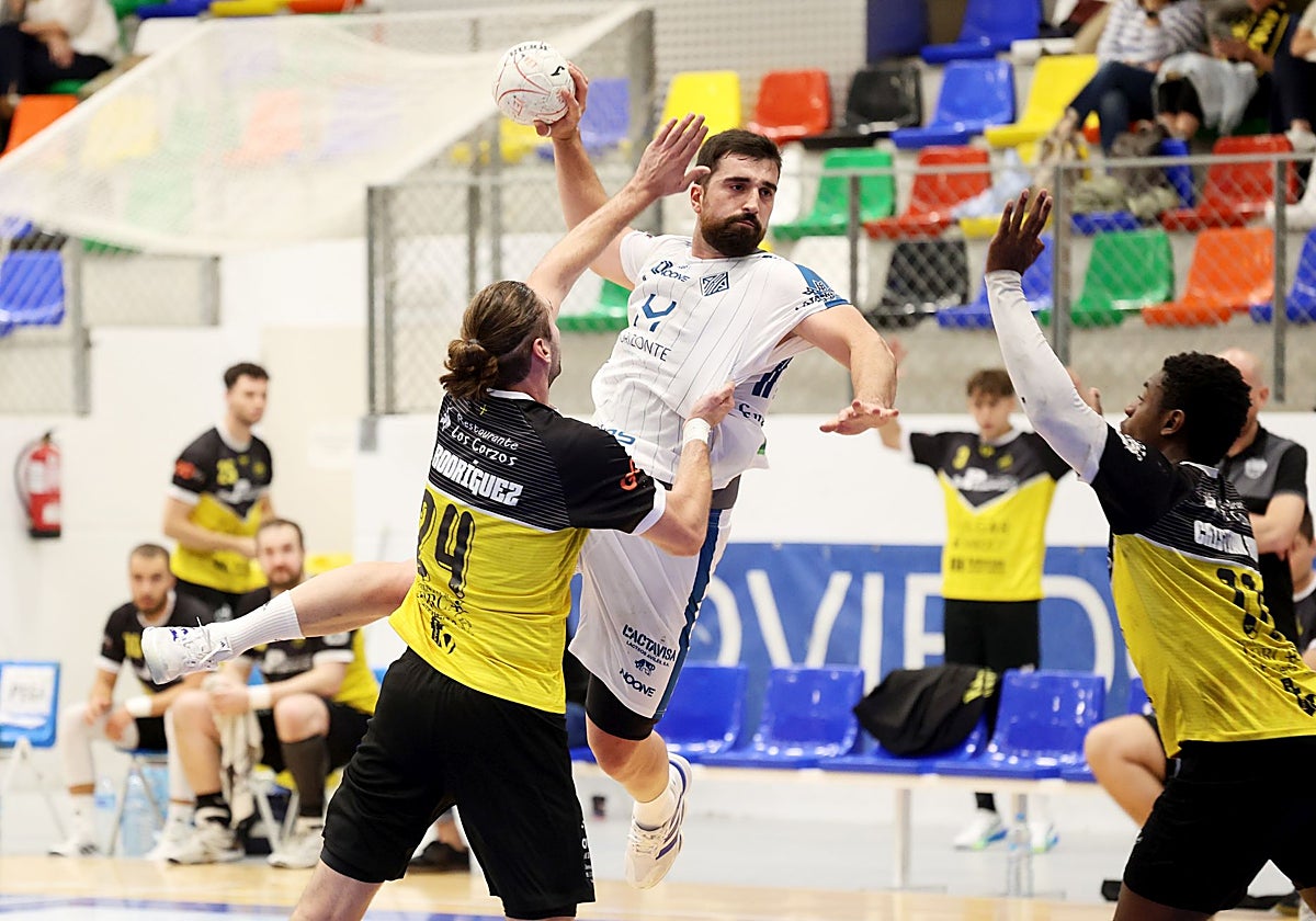 Ardisana, uno de los jugadores destacados de la Atlética, lanza a portería en el partido de ayer.