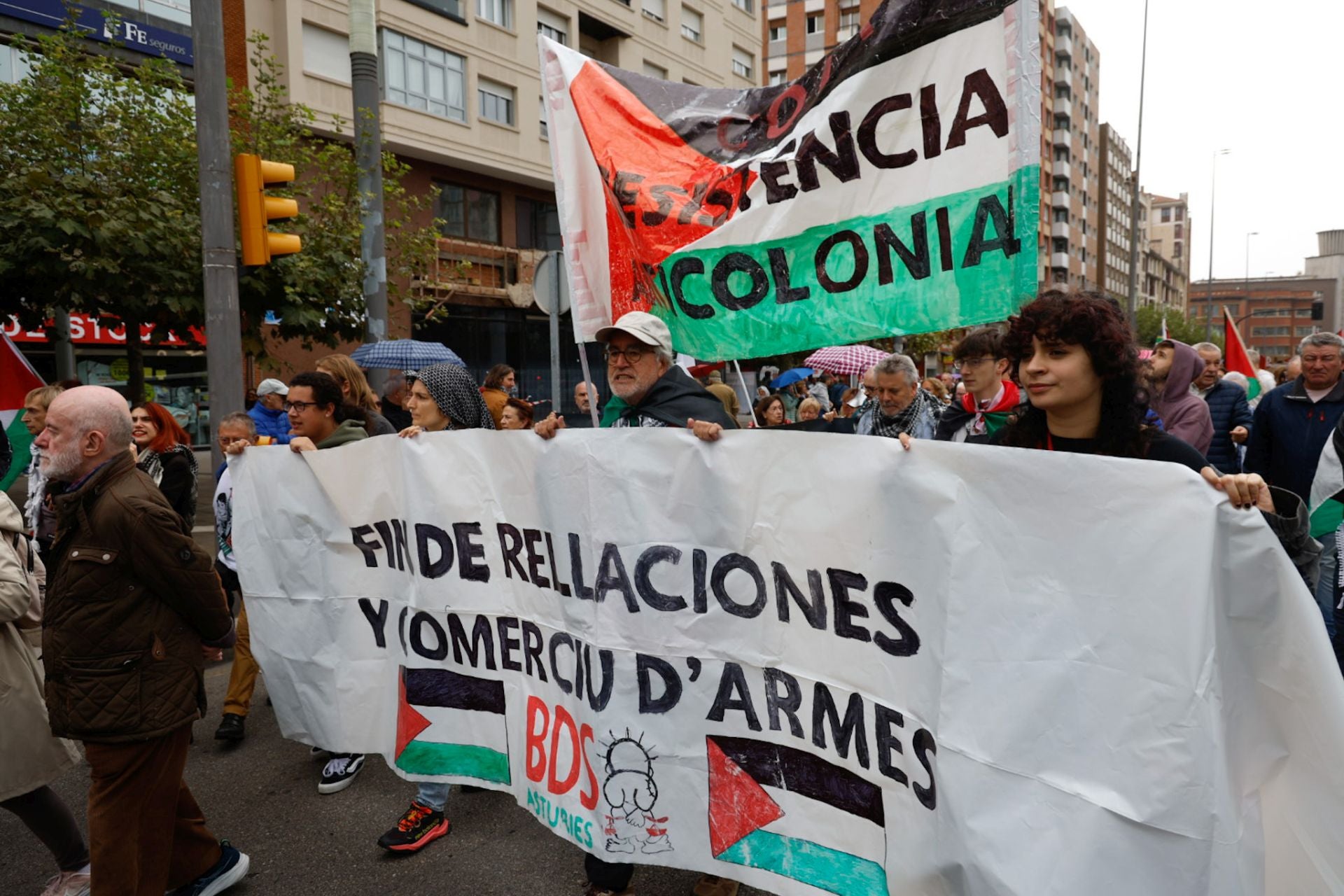 Las imágenes que deja la multitudinaria manifestación propalestina en Gijón