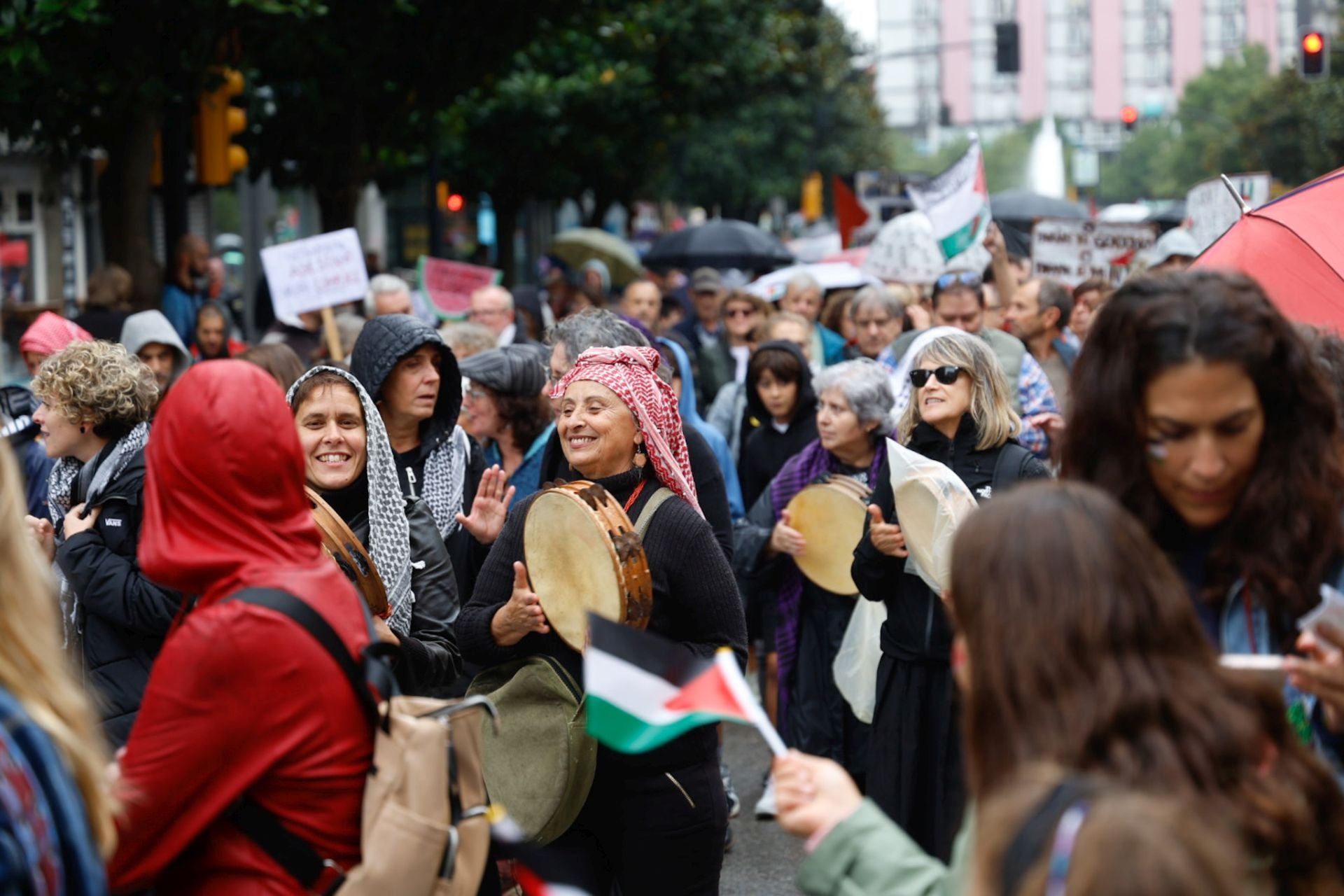 Las imágenes que deja la multitudinaria manifestación propalestina en Gijón