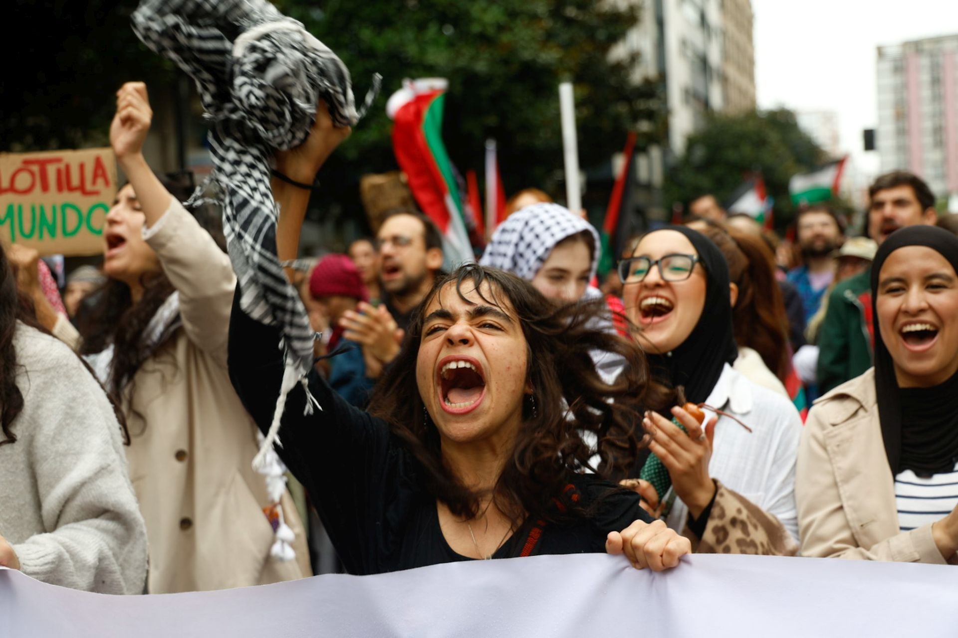 Las imágenes que deja la multitudinaria manifestación propalestina en Gijón