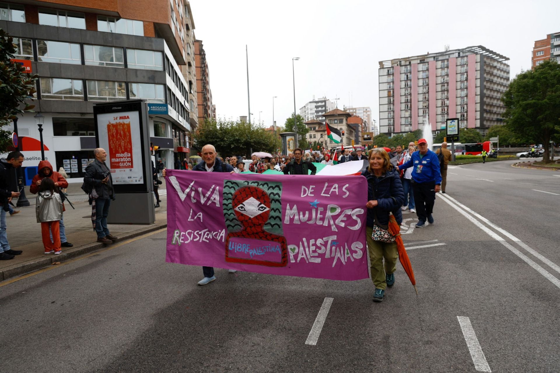 Las imágenes que deja la multitudinaria manifestación propalestina en Gijón