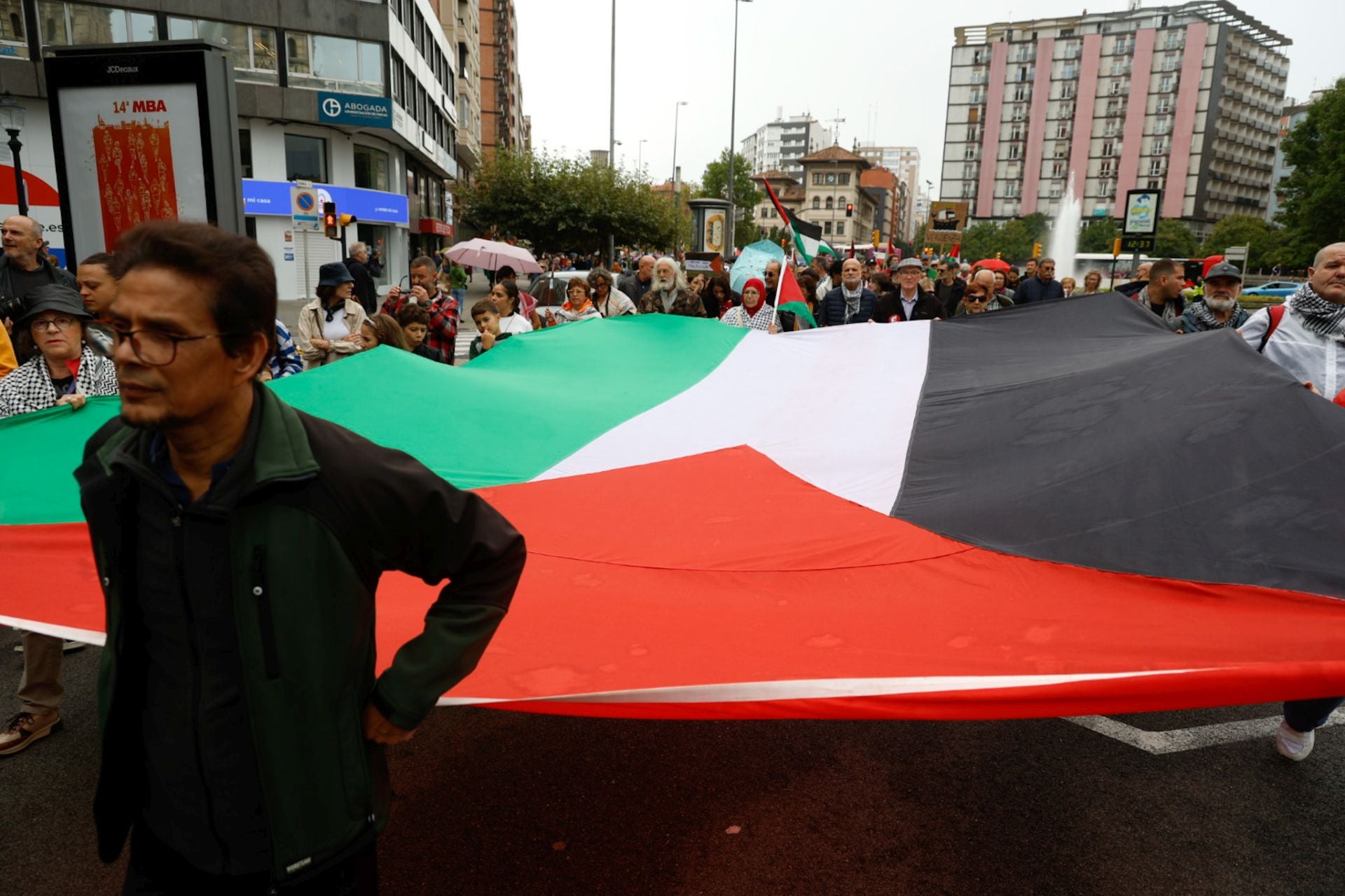 Las imágenes que deja la multitudinaria manifestación propalestina en Gijón