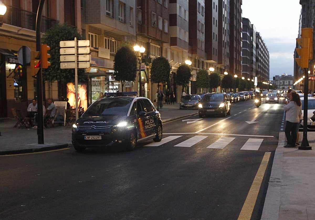 Policía Nacional en la calle de Marqués de San Esteban, donde se produjo la agresión.