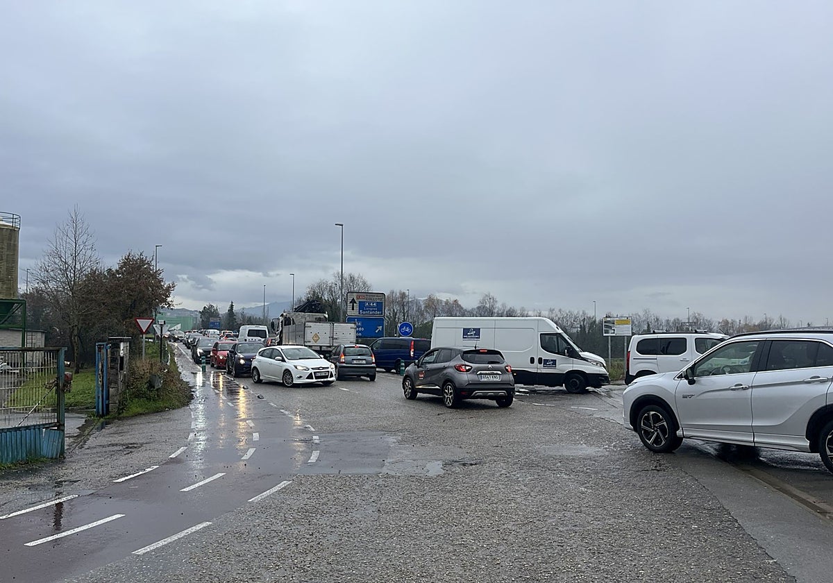 Colapso de vehículos en el nudo de acceso a Parque Principado desde la autovía A-64.