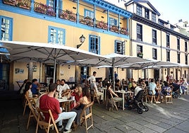 Turistas en las terrazas de la plaza del Fontán.