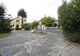 La plaza de la iglesia y el Ayuntamiento en Soto.
