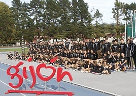 Presentación de los jóvenes deportistas del Club Wolves Born to Run, celebrada ayer en la pista de Las Mestas.