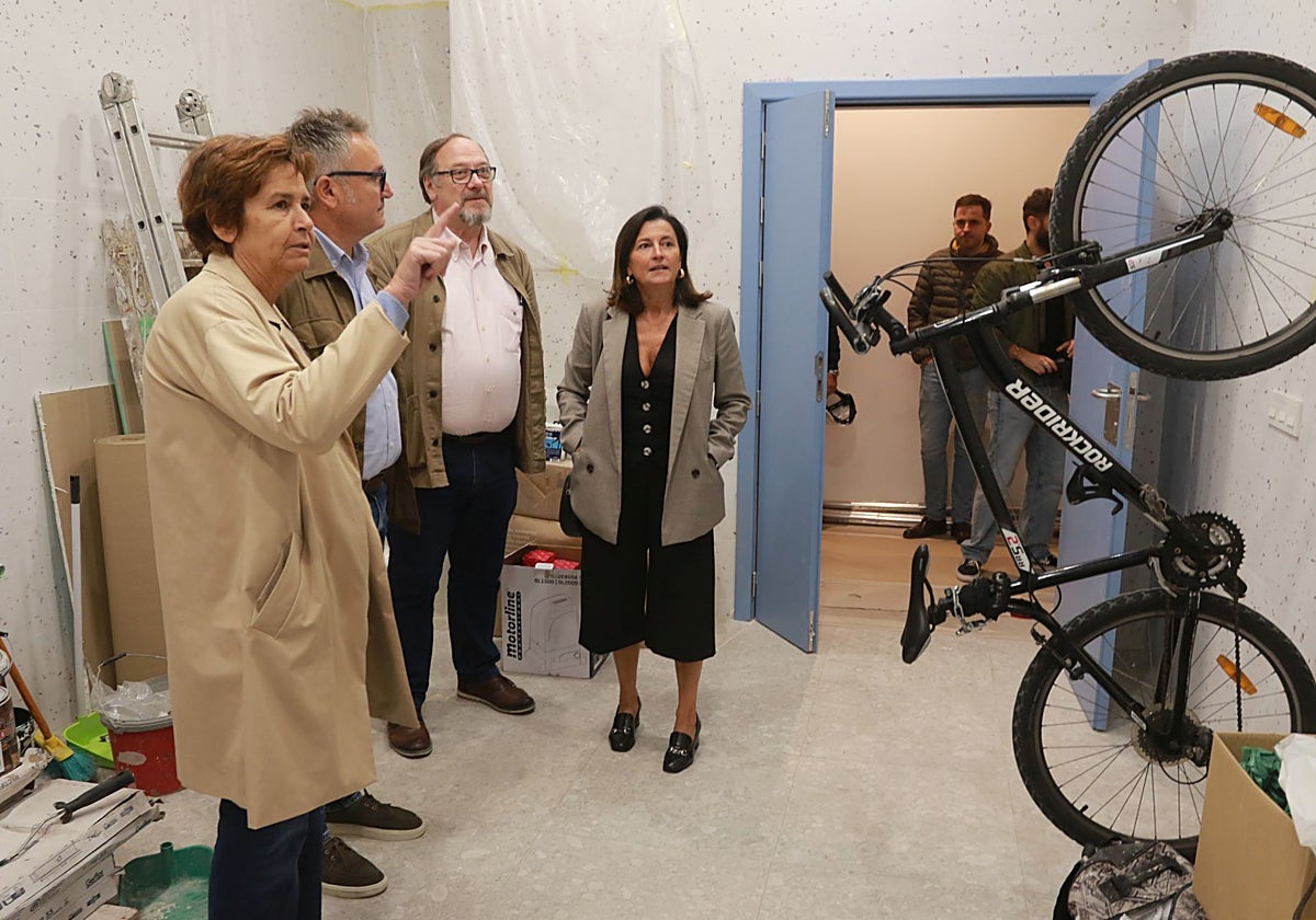 Carmen Moriyón y Gilberto Villoria, durante su visita al nuevo albergue.