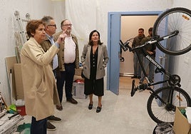 Carmen Moriyón y Gilberto Villoria, durante su visita al nuevo albergue.