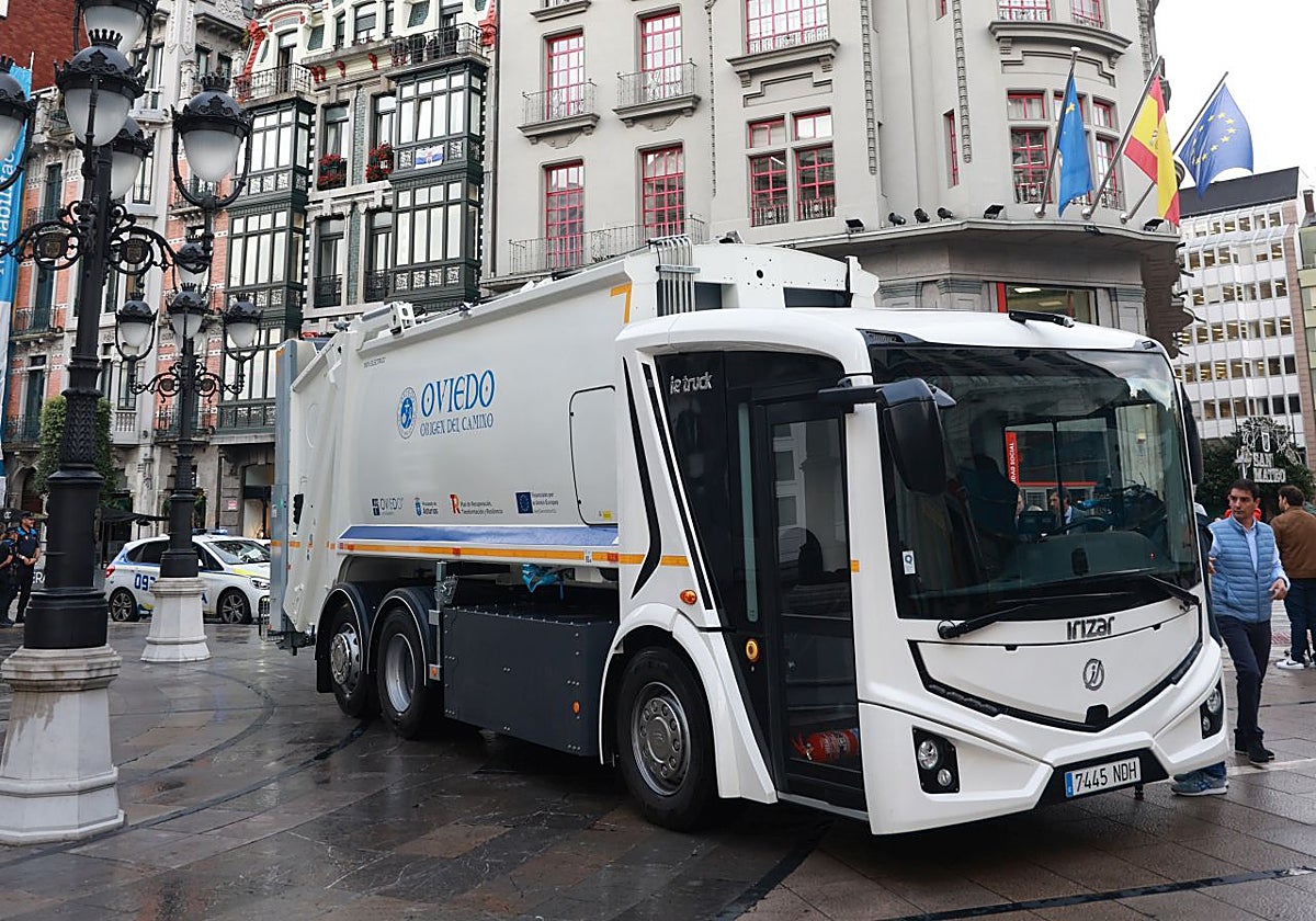 Uno de los nuevos camiones de basura frente al Campoamor.