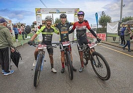 Javier de Cueto, Carlos Fernández y Jesús Medrano, ayer tras finalizar la carrera.
