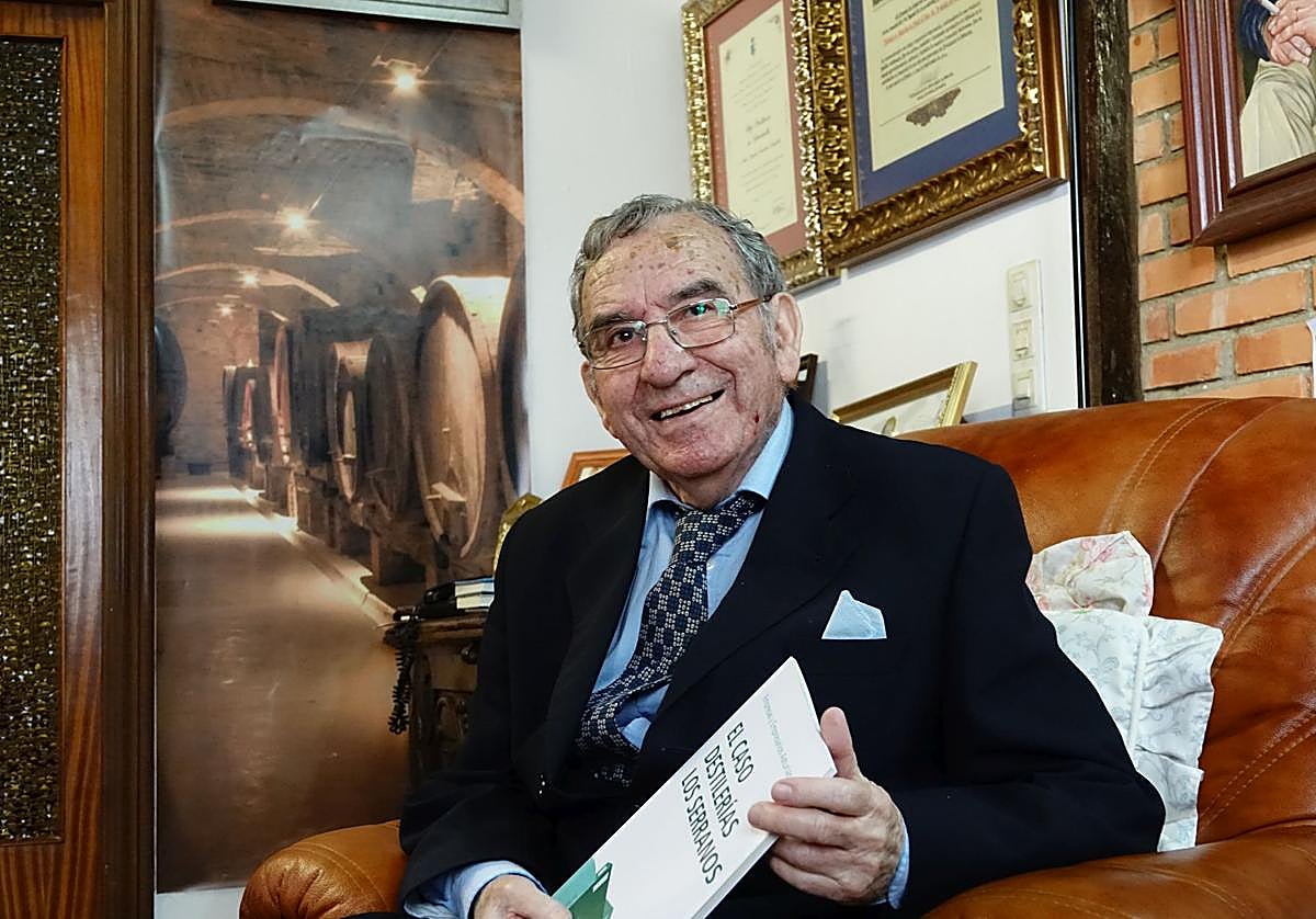 El empresario y destilador riosellano Emilio Serrano en el despacho de su casa de Collera