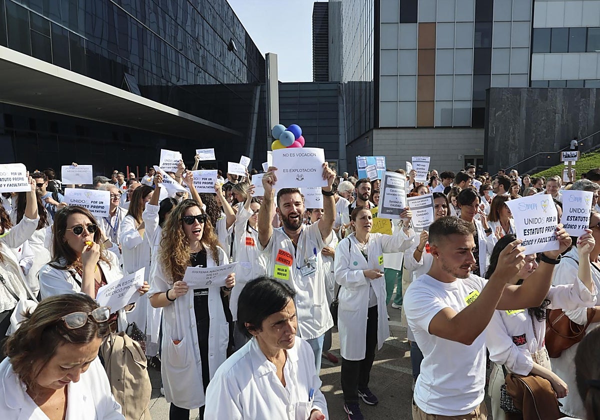 Concentración de médicos ante el HUCA, durante la convocatoria de huelga del pasado viernes.