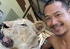 Parinya Parkpoom junto a su leona.