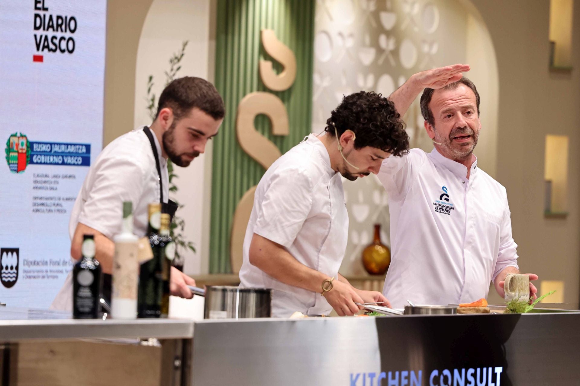 Mateo, jefe de partida del restaurante, Jesús Sánchez y Nacho Manzano cocinan durante su ponencia 'Casa Marcial. Cocinando nuestra vida'.